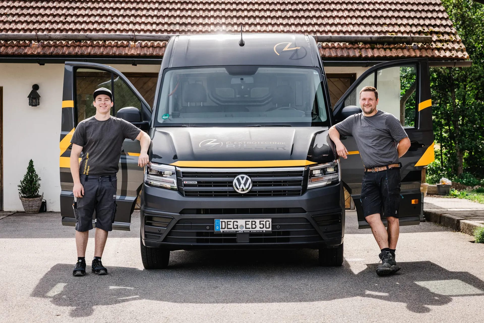 Andreas Biller vor dem Firmentransporter von Elektrotechnik Biller