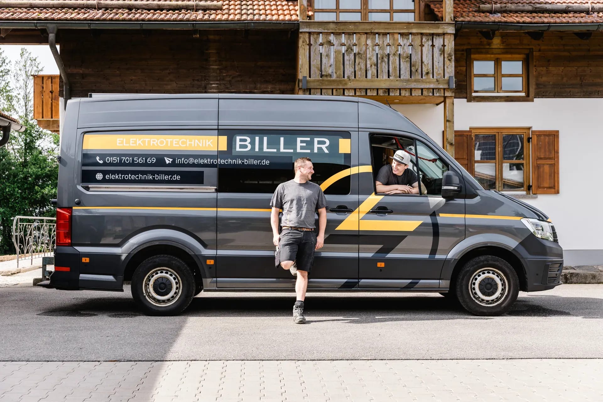 Firmenfahrzeug von Elektrotechnik Biller vor dem Betrieb