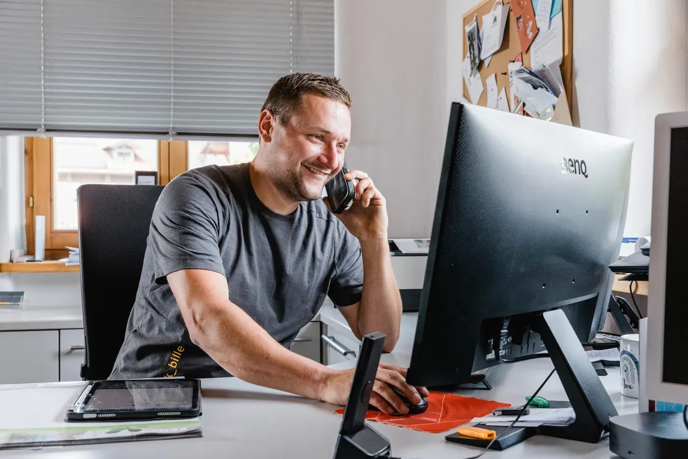 Andreas Biller, Elektrotechniker-Meister, am Telefon im Büro