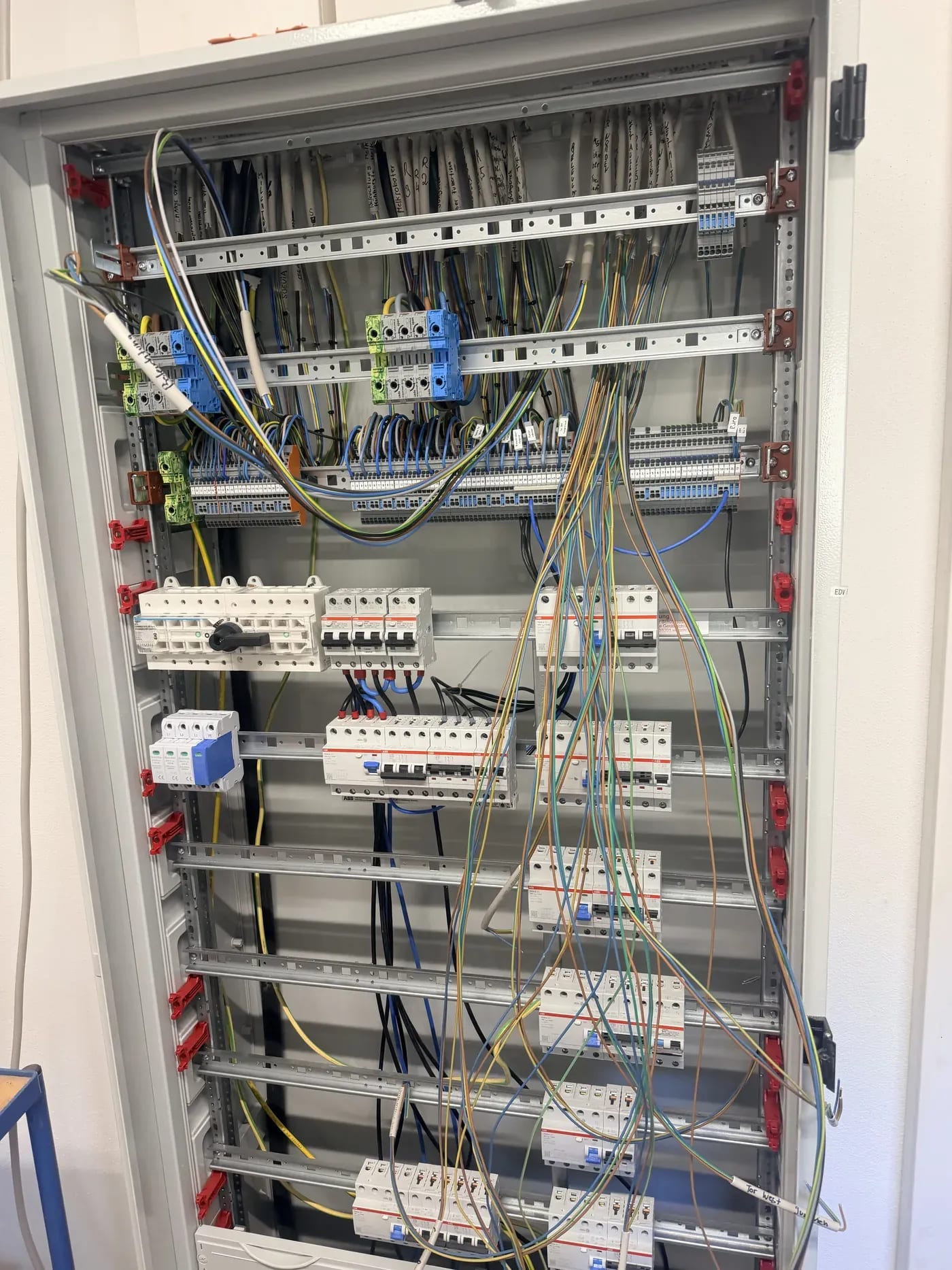 Fertig verdrahteter Elektroverteiler mit geordneter Leitungsführung